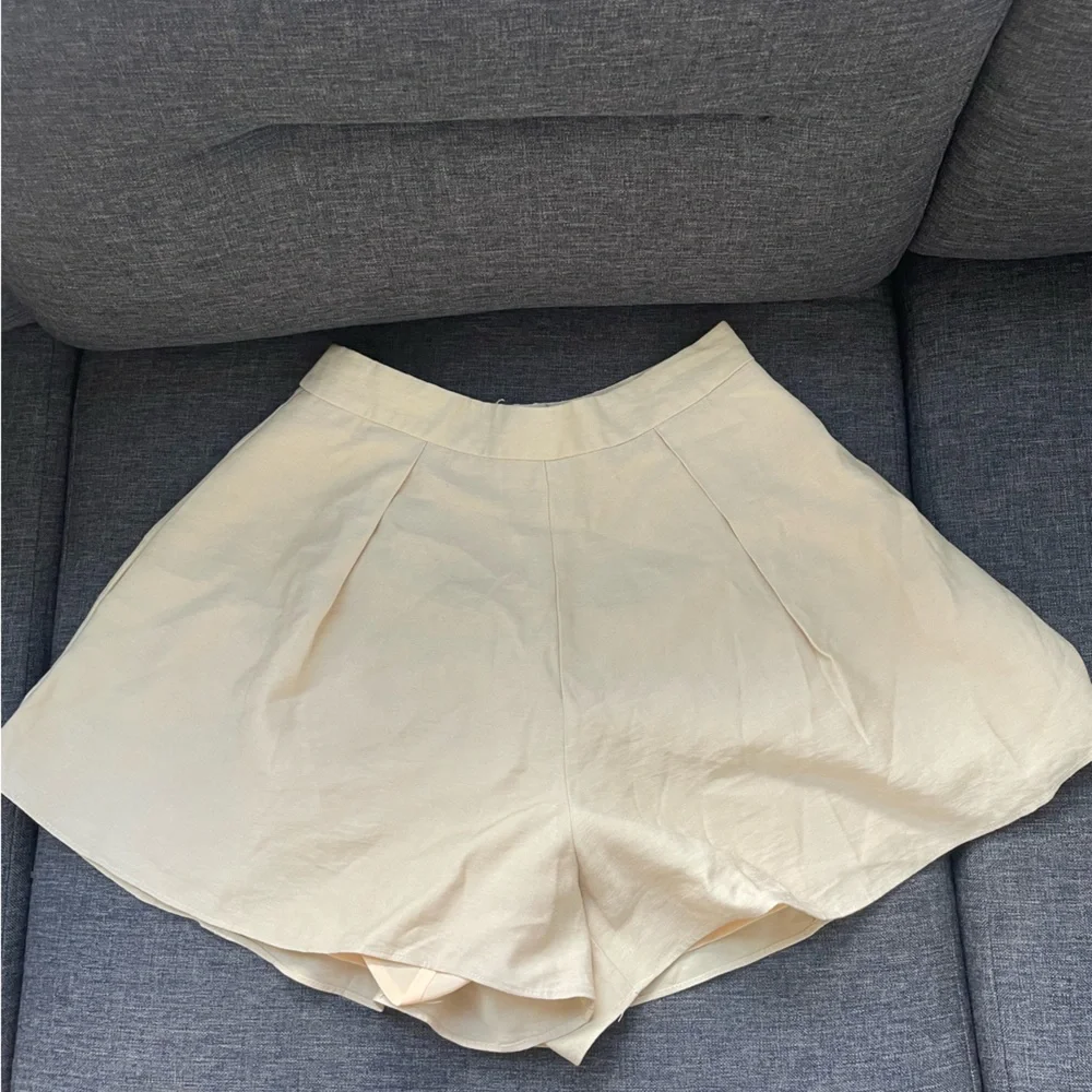DO + BE Strapless Beige Shorts Set - Picture 5 of 5